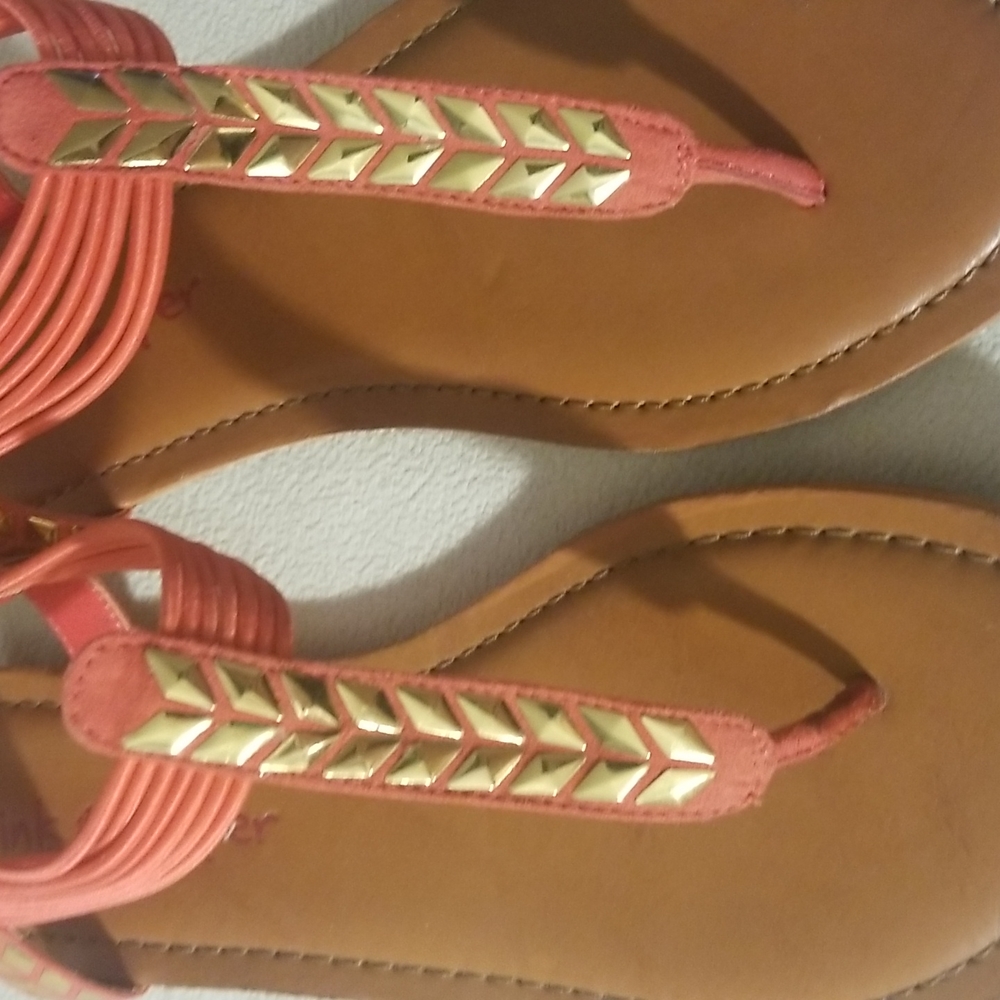 Pink & Pepper Sandels, coral with gold accents, size 7 - Picture 2 of 5